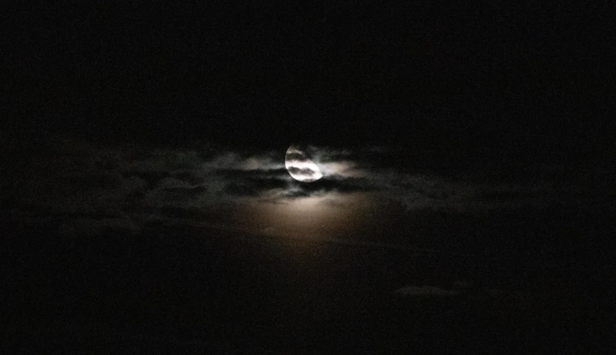 Photography | The moon in the clouds